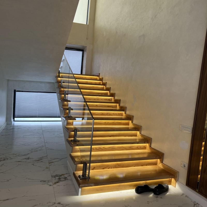 İşıqlandırmalı müasir pilləkən dizaynı